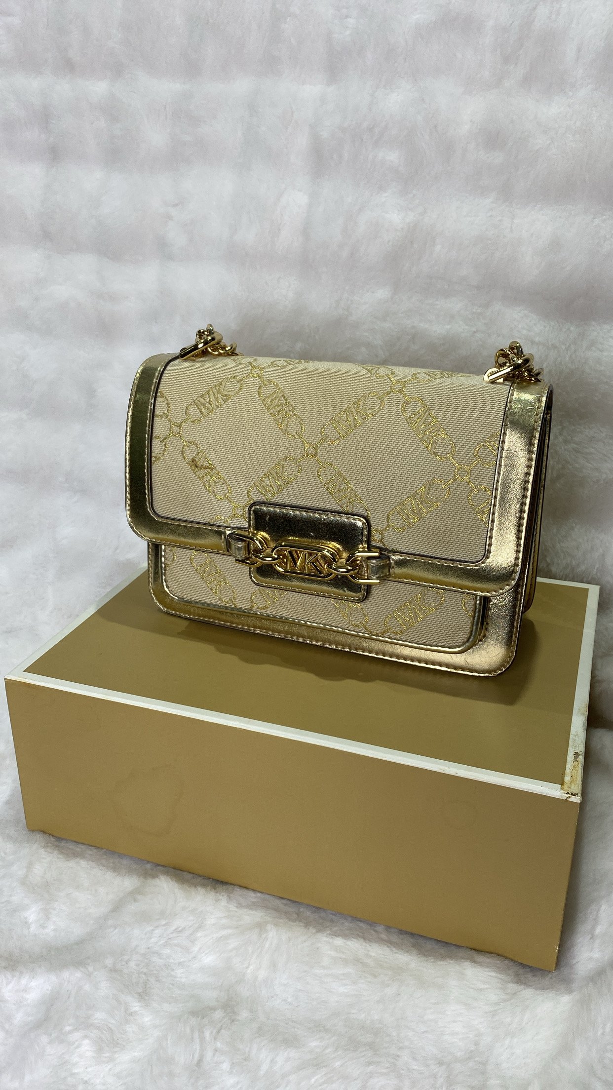 70A8778B-832C-4586-BA9D-F42C096C6455